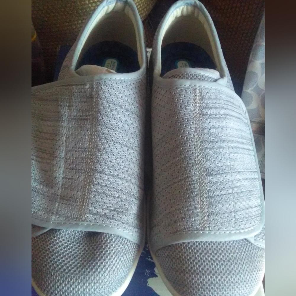 BNWOT MEMORY FOAM YOUYUN SLIP ON W/ VELCRO (WIDE DIABETIC SHOES 9.5)